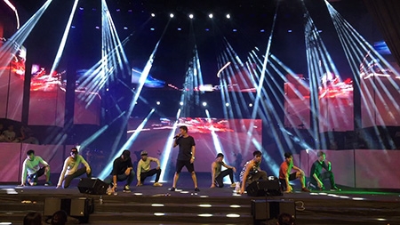 Đặc biệt, Mr Đ&agrave;m vận quần so&oacute;c s&ocirc;i nổi &ldquo;nhảy m&uacute;a&rdquo; c&ugrave;ng c&aacute;c th&agrave;nh vi&ecirc;n trong CLB Ngọc Trai Việt v&agrave; Th&agrave;nh C&ocirc;ng band.&nbsp;Ảnh: Ma Loan.