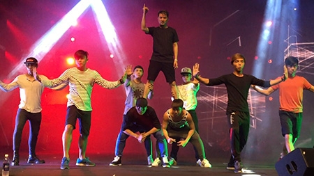 Đặc biệt, kh&aacute;n giả sẽ thấy được những m&agrave;n song ca của Mr Đ&agrave;m th&acirc;n thiết với &ldquo;2 c&ocirc; em g&aacute;i nhỏ&rdquo; Lệ Quy&ecirc;n với giọng ca s&acirc;u lắng, tha thiết v&agrave; một Hồ Ngọc H&agrave; với những bước nhảy đi&ecirc;u luyện. Ảnh: Ma Loan.