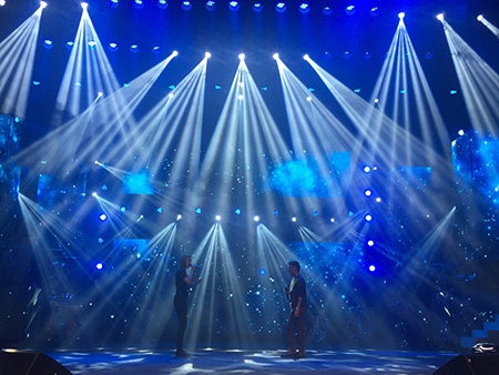B&ecirc;n cạnh đ&oacute;, 2 &ldquo;nữ so&aacute;i&rdquo; l&agrave; học tr&ograve; của anh vừa trải qua m&ugrave;a The Voice 2015, Vicky Nhung v&agrave; Phượng Vũ, cũng sẽ g&oacute;p mặt trong đ&ecirc;m nhạc n&agrave;y. Ảnh: Ma Loan.