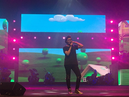 Vicky Nhung tập duyệt b&agrave;i h&aacute;t