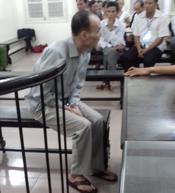 Nguyễn Đức Đo&agrave;n ngồi cơ quắp trước v&agrave;nh m&oacute;ng ngựa trong phi&ecirc;n t&ograve;a x&eacute;t xử chiều 17/11