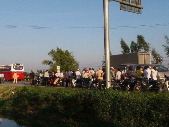 Rất nhiều người d&acirc;n hiếu kỳ đứng xem vụ tai nạn, khiến cho quốc lộ 10 &ugrave;n t&aacute;c nghi&ecirc;m trọng