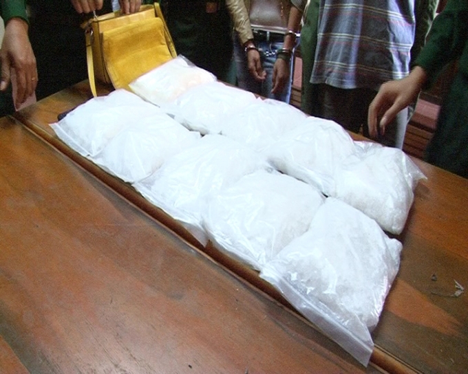 C&aacute;c đối tượng c&ugrave;ng tang vật bị lực lượng chức năng bắt giữ.