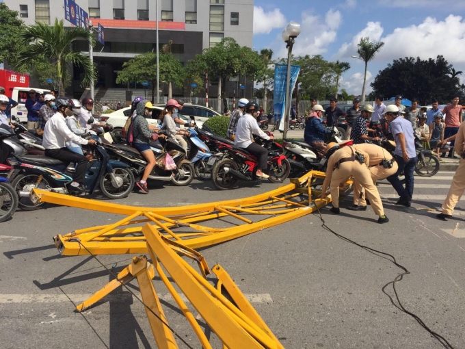 Cơ quan chức năng đang nhanh ch&oacute;ng giải tỏa hiện trường để giao th&ocirc;ng hết &ugrave;n tắc (Ảnh: Sỹ Nghi&ecirc;m)