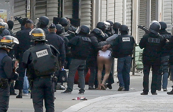 Một nghi phạm khủng bố bị bắt giữ. (Ảnh: Reuters)