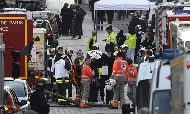 Binh sĩ v&agrave; nh&acirc;n vi&ecirc;n cứu hỏa tập trung ở khu vực xảy ra cuộc đọ s&uacute;ng. (Ảnh: AFP)