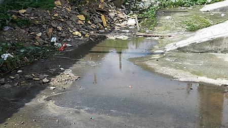 Nước thải y tế từ Bệnh viện Đa khoa Hải Dương chảy tr&agrave;n ra m&ocirc;i trường