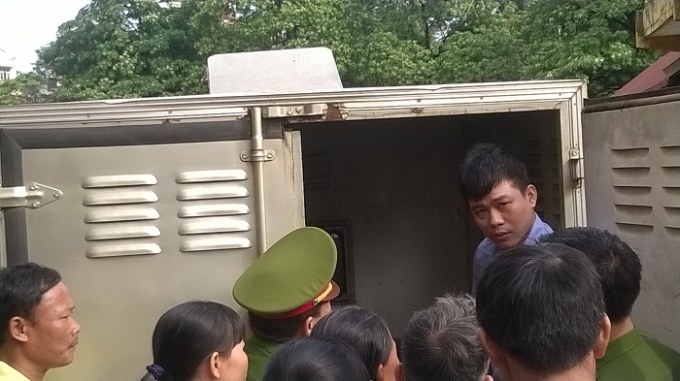 Bị c&aacute;o Nguyễn Đ&igrave;nh Định chia tay người th&acirc;n trước giờ về trại giam