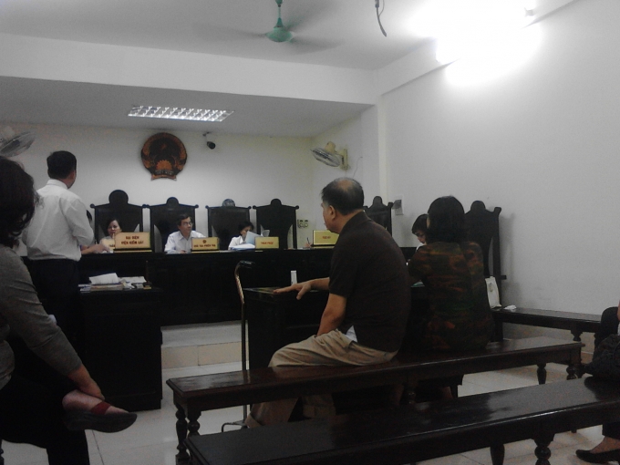 Hai &ocirc;ng b&agrave; d&ugrave; ngồi chung một ghế nhưng l&agrave; hai