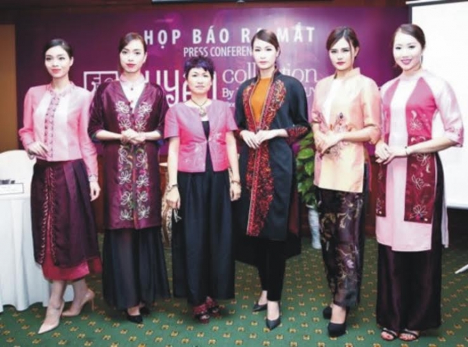 Nh&agrave; thiết kế Xu&acirc;n Thu trong buổi lễ ra mắt.