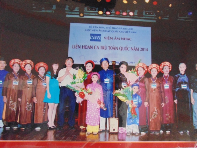 &nbsp;&nbsp;&nbsp; Ca nương Đỗ Thị Nh&agrave;n gi&agrave;nh giải c&aacute; nh&acirc;n h&aacute;t hay nhất tại Li&ecirc;n hoan Ca tr&ugrave; to&agrave;n quốc năm 2014 với điệu Tr&uacute;c gỗ.