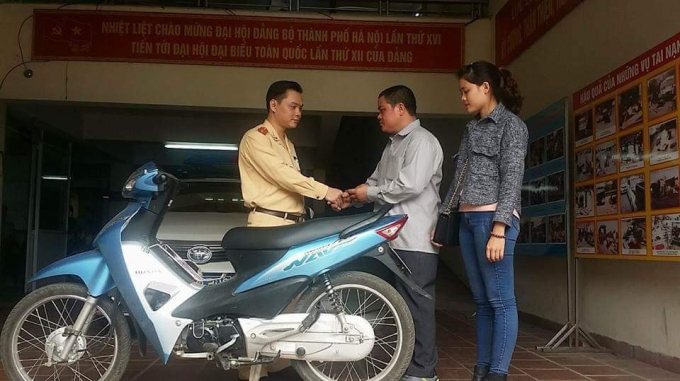 Gia đ&igrave;nh chị Huyền vui mừng nhận lại chiếc xe đ&atilde; bị mất trộm hơn một th&aacute;ng trước.