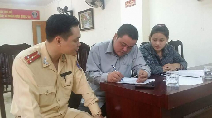 Gia đ&igrave;nh chị Huyền viết thư cảm ơn chiến sĩ Đội CSGT số 2 (C&ocirc;ng an TP H&agrave; Nội).