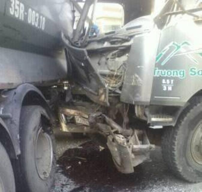 Xe tải bị n&aacute;t b&eacute;t gần như to&agrave;n bộ phần đầu