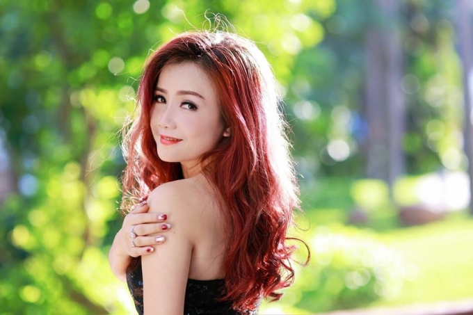 Nhưng l&uacute;c n&agrave;o Hoàng Y&ecirc;́n cũng rạng rỡ, trẻ trung d&ugrave; chị&nbsp;đ&atilde; 39 tuổi.&nbsp;(Ảnh: Pumn Trần; Make up Nguyễn Đức).