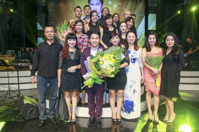 Đ&ocirc;ng đảo nghệ sĩ ch&uacute;c mừng Liveconcert B&agrave;i ca kh&ocirc;ng qu&ecirc;n của Trọng Tấn