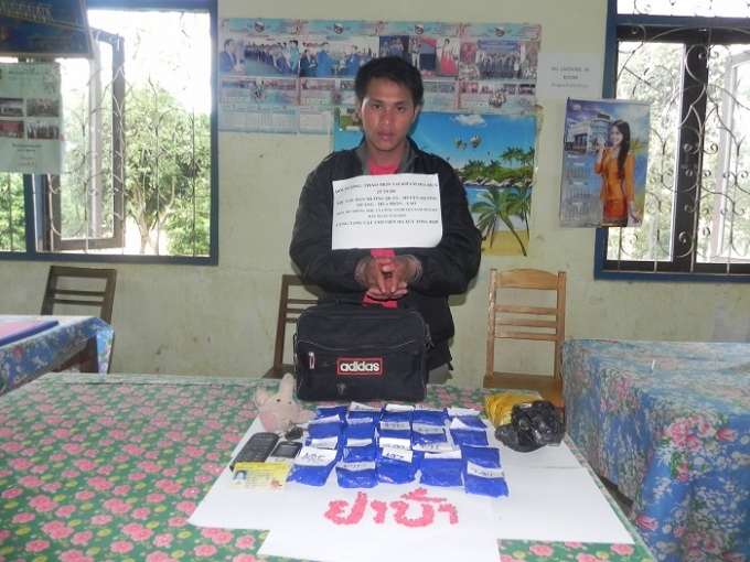 Đối tượng v&agrave; tang vật bị bắt giữ (ảnh do đồn bi&ecirc;n ph&ograve;ng Th&ocirc;ng Thụ cung cấp)