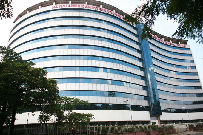 Bệnh viện quốc tế Hoa Kỳ (H&agrave; Nội) được cấp ph&eacute;p v&agrave;o năm 1997, c&oacute; tổng vốn đầu tư 50 triệu USD do tập đo&agrave;n Keystone Invest (Hoa Kỳ) l&agrave;m chủ đầu tư với tổng diện t&iacute;ch x&acirc;y dựng 27.000m2, 300 giường, chuy&ecirc;n điều trị c&aacute;c bệnh hiểm ngh&egrave;o như ung thư m&aacute;u, n&atilde;o, tim mạch.&nbsp;Dự &aacute;n nằm ở trung t&acirc;m quận Cầu Giấy, H&agrave; Nội, mặt trước nh&igrave;n ra phố Ch&ugrave;a H&agrave; v&agrave; hồ Nghĩa T&acirc;n, c&aacute;c ph&iacute;a c&ograve;n lại l&agrave; khu d&acirc;n cư.