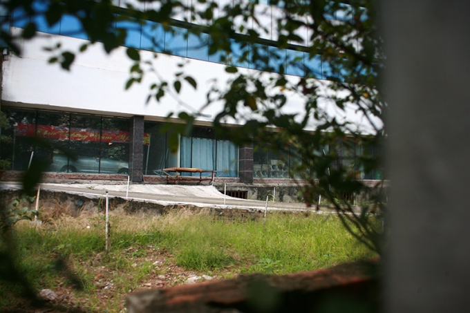 Tuy nhi&ecirc;n, do vướng kh&acirc;u giải ph&oacute;ng mặt bằng, năm 2006 dự &aacute;n mới được khởi c&ocirc;ng x&acirc;y dựng v&agrave; khối nh&agrave; bệnh viện được ho&agrave;n th&agrave;nh phần x&acirc;y th&ocirc; v&agrave;o năm 2011.