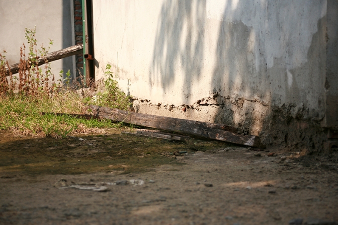 Mưa nắng khiến c&ocirc;ng tr&igrave;nh triệu đ&ocirc; n&agrave;y đ&atilde; bắt đầu c&oacute; dấu hiệu mốc meo