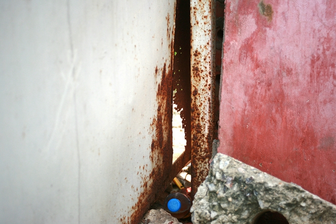 Tường r&agrave;o hoen gỉ