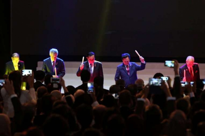 Thủ tướng Việt Nam Nguyễn Tấn Dũng (thứ hai từ phải sang) v&agrave; c&aacute;c nh&agrave; l&atilde;nh đạo ASEAN tại lễ th&agrave;nh lập AES (Ảnh: Straitstimes)