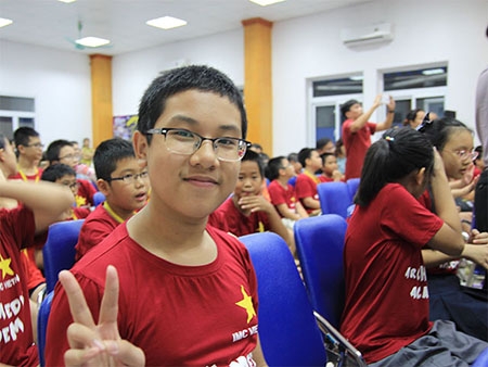 Em Vũ Anh Th&aacute;i (học sinh trường Archimedes Academy, H&agrave; Nội) &ndash; người đ&atilde; đoạt c&uacute;p Grand Champion To&aacute;n học c&ugrave;ng huy chương V&agrave;ng tại Singapore năm 2015, chia sẻ c&ugrave;ng Phapluatplus. Ảnh: Loan Bảo.