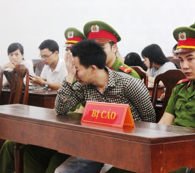 Vinh đ&atilde; bật kh&oacute;c tại phi&ecirc;n t&ograve;a x&eacute;t xử s&aacute;ng 25.11. (Ảnh: Đăng Hậu)