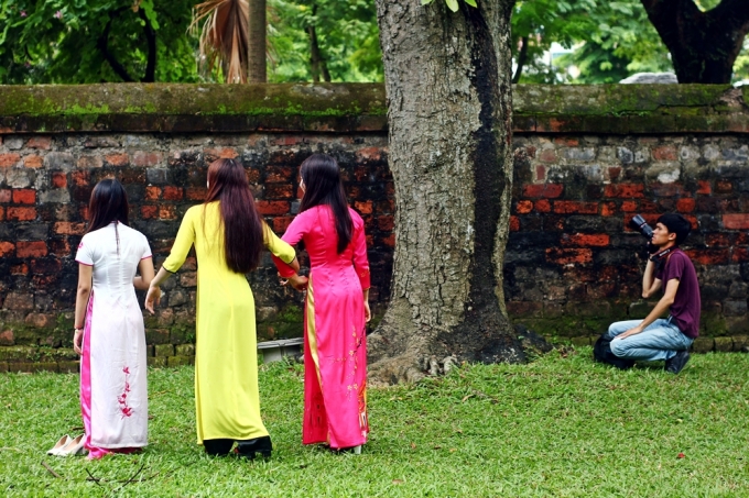 Những tấm biển cấm giẫm l&ecirc;n cỏ h&igrave;nh như hơi qu&aacute; b&eacute; so với c&aacute;c bạn.