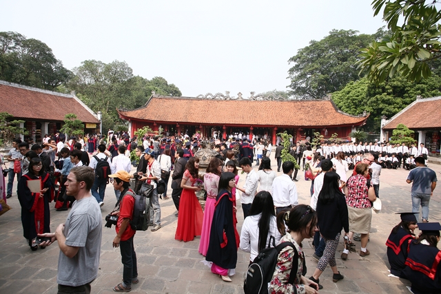 V&agrave;o Văn Miếu những ng&agrave;y n&agrave;y, c&oacute; lẽ cũng kh&oacute; m&agrave; tham quan cho được.