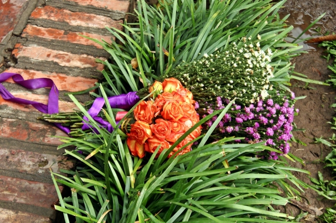 Người đi nhưng hoa, r&aacute;c th&igrave; vẫn cứ thi nhau ở lại.