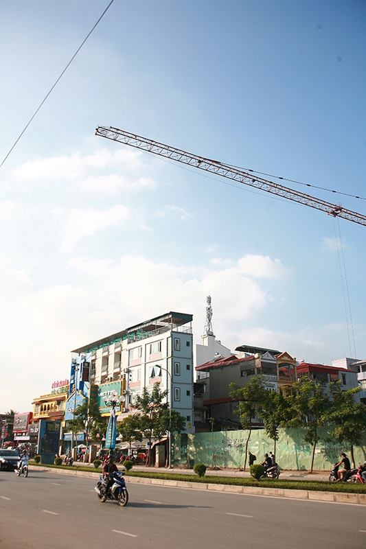 Thời gian qua, tr&ecirc;n khắp cả nước kh&ocirc;ng &iacute;t vụ tai nạn li&ecirc;n quan đến cẩu th&aacute;p đ&atilde; diễn ra khiến người d&acirc;n phải thường xuy&ecirc;n đi qua những con đường c&oacute; cẩu th&aacute;p hoạt động kh&ocirc;ng khỏi lo lắng.