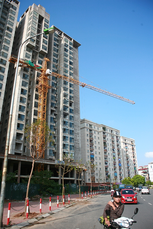 Trong ảnh l&agrave; cẩu th&aacute;p tr&ecirc;n phố Vũ Phạm H&agrave;m th&ograve; hẳn ra b&ecirc;n ngo&agrave;i đường khi d&ograve;ng người vẫn đang di chuyển b&ecirc;n dưới