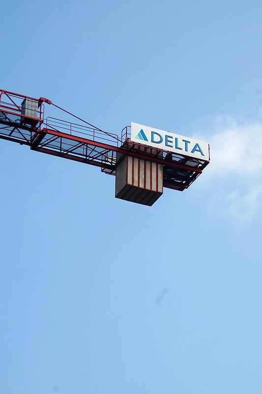 Những khối b&ecirc; t&ocirc;ng lớn đối trọng của c&aacute;c cẩu th&aacute;p tiềm ẩn nhiều nguy cơ