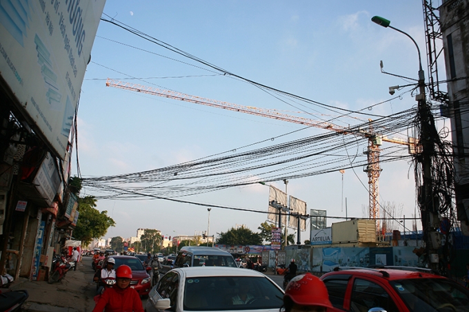 Cẩu th&aacute;p tr&ecirc;n phố L&ecirc; Trọng Tấn