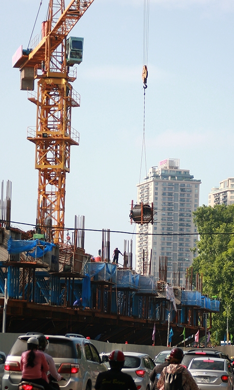 Cẩu th&aacute;p tr&ecirc;n đường L&aacute;ng