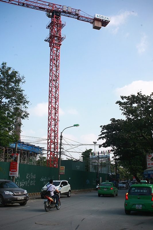 Một cẩu th&aacute;p kh&aacute;c c&oacute; b&ecirc; t&ocirc;ng đối trọng th&ograve; ra ngo&agrave;i đường tr&ecirc;n phố L&ecirc; Trọng Tấn