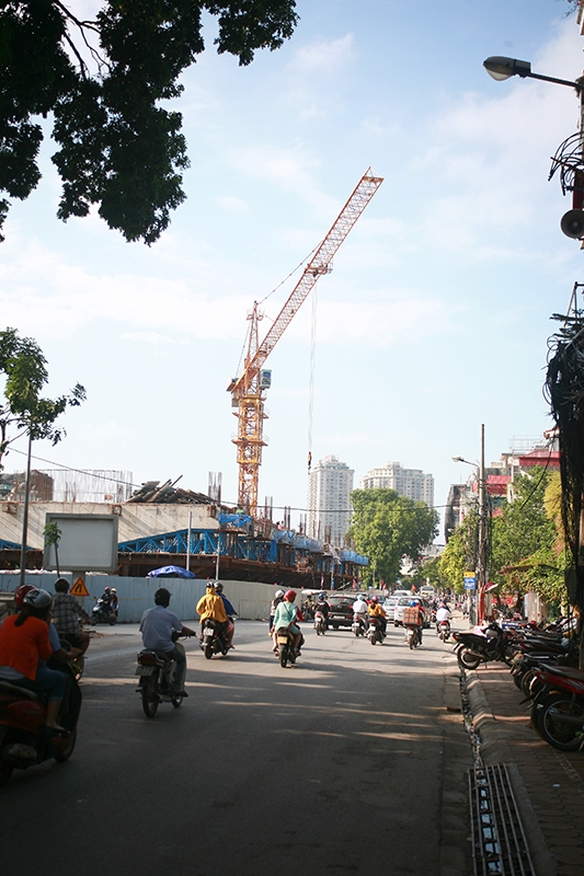 Chẳng ai d&aacute;m chắc điều g&igrave; sẽ xảy ra nếu chiếc cẩu th&aacute;p tr&ecirc;n đường L&aacute;ng n&agrave;y xảy ra sơ s&oacute;t...