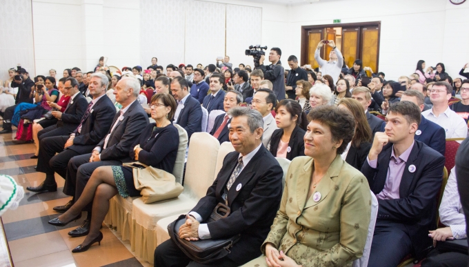 Đ&ocirc;ng đảo bạn b&egrave; y&ecirc;u qu&yacute; văn h&oacute;a Nga đ&atilde; c&oacute; mặt chung vui