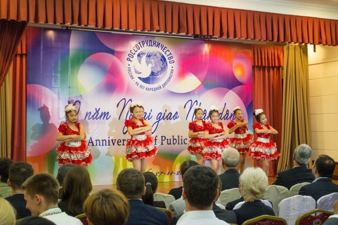 Dạ hội nước Nga giữa l&ograve;ng H&agrave; Nội