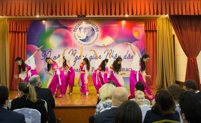 Tiết mục m&uacute;a của sinh vi&ecirc;n Trung Quốc