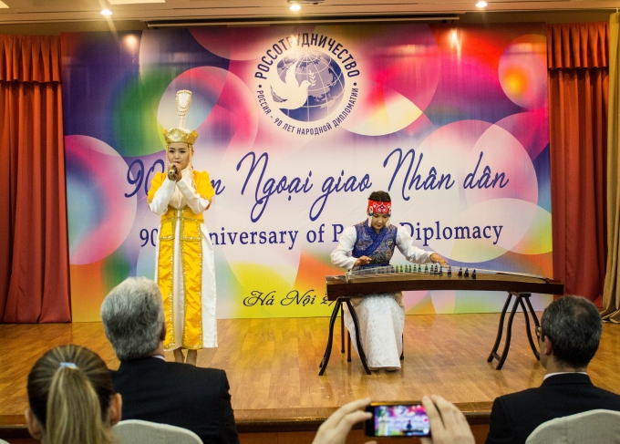 Song tấu đ&agrave;n tranh v&agrave; đơn ca của sinh vi&ecirc;n M&ocirc;ng Cổ