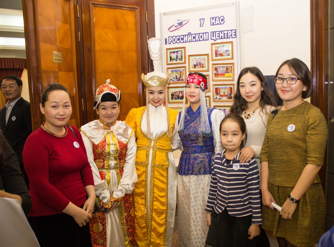 Sinh vi&ecirc;n M&ocirc;ng Cổ chụp ảnh lưu niệm.