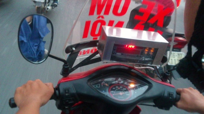 Xe &ocirc;m tự do lắp đặt đồng hồ mua ở phố Đặng Tiến Đ&ocirc;ng