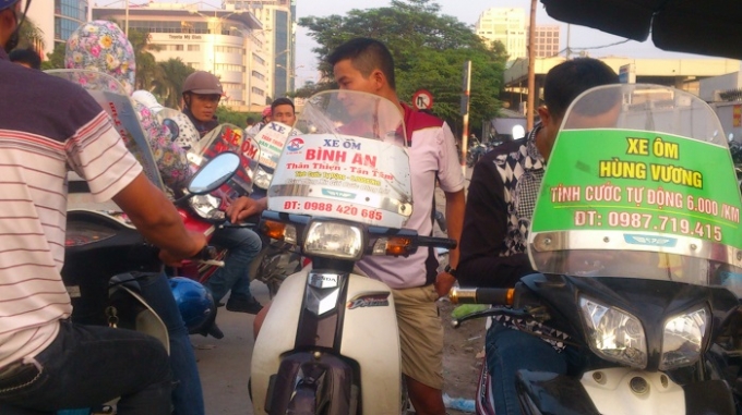 Ng&agrave;y n&agrave;o may mắn th&igrave; được v&agrave;i ba trăm ngh&igrave;n, c&oacute; h&ocirc;m mưa gi&oacute; vắng kh&aacute;ch kiếm được v&agrave;i chục ngh&igrave;n, chỉ đủ tiền xăng v&agrave; tiền ăn.