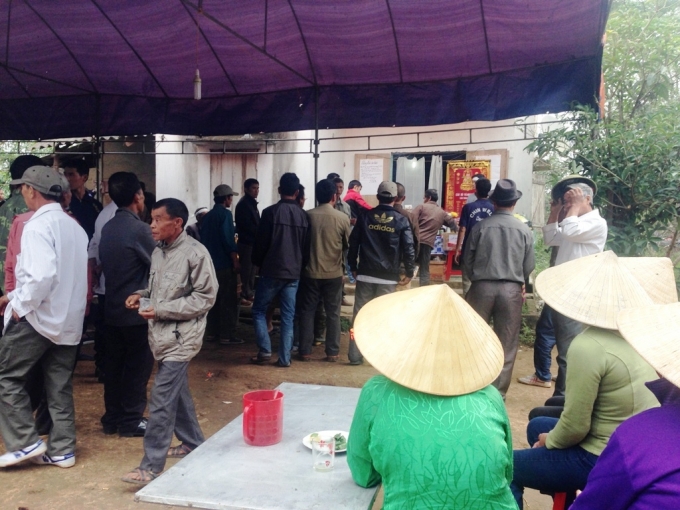 Đ&ocirc;ng đảo người d&acirc;n địa phương đến đưa tang, chia buồn c&ugrave;ng gia đ&igrave;nh.