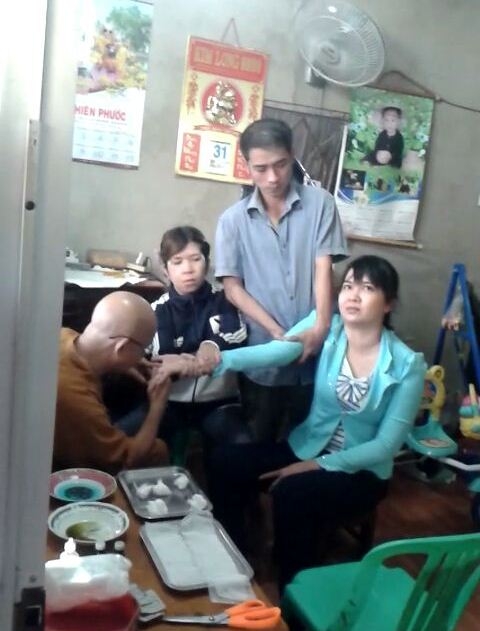 C&aacute;ch chữa bệnh của H&ograve;a thượng Th&iacute;ch Thiện Đạo rất lạ v&agrave; hiệu quả