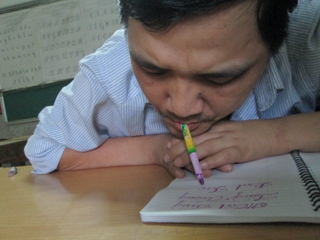 Tập viết chữ bằng miệng để c&aacute;c ch&aacute;u noi theo.