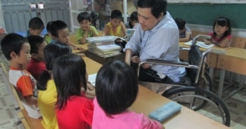 Chuyện cảm động bên lớp học của người thầy viết chữ... bằng miệng