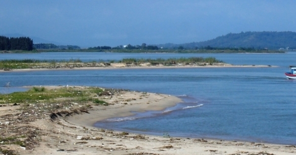 Quảng Ngãi: Cửa Đại sạt lở, bồi lấp cửa biển, dân khốn đốn